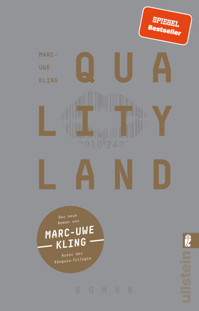Cover von „QUALITY LAND“ von Marc-Uwe Kling: Das Buchcover ist in Grautönen gehalten und zeigt den Titel in großen, teilweise versetzten Buchstaben. In der Mitte ist ein Barcode abgebildet, ergänzt durch eine runde Auszeichnung mit dem Hinweis „Der neue Roman von Marc-Uwe Kling“.